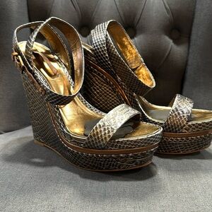 BCBGMAXAZRIA Ma Lauren Leather Bronze Animal Texture Wedge Sandal gently used S9